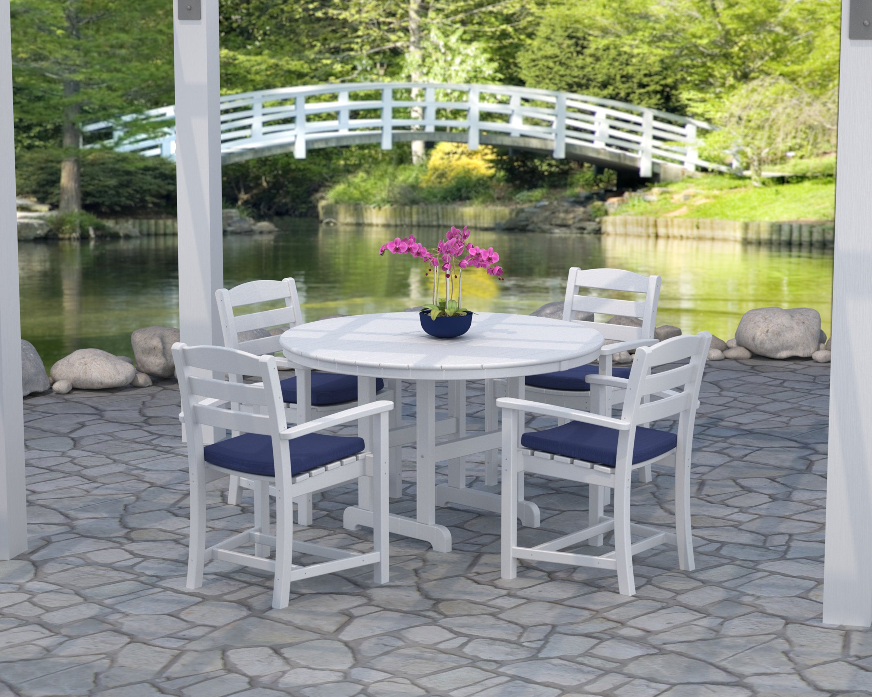 La Casa Caf 5-Piece Round Farmhouse Dining Set with Cushions in White / Navy